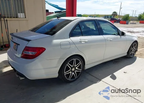 2013 Mercedes-Benz C 300 Sport 4Matic из США, поврежденный, VIN WDDGF8AB7DA821162